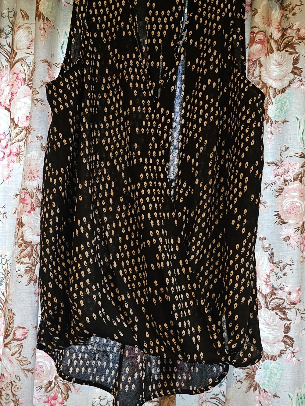 Lush Black Sleeveless V-Neck Size M Camisole with Tan Dot Print